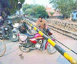 Saraya railway crossing will jam discharge